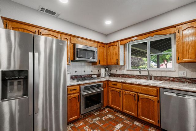 7044 E Clinton Avenue, Fresno, CA 93737