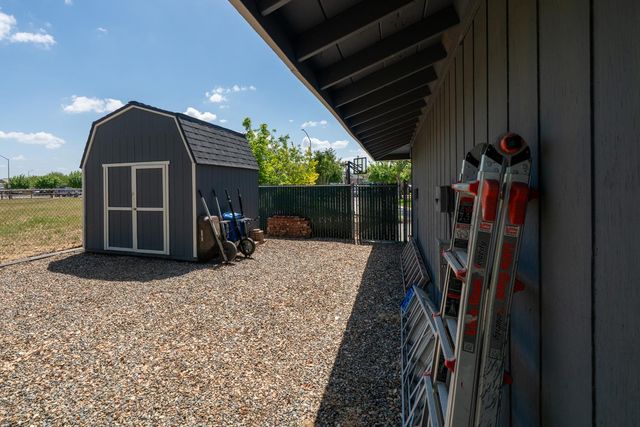 7044 E Clinton Avenue, Fresno, CA 93737