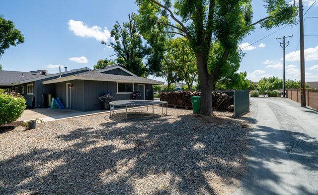 7044 E Clinton Avenue, Fresno, CA 93737
