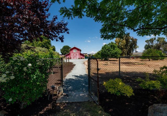 7044 E Clinton Avenue, Fresno, CA 93737