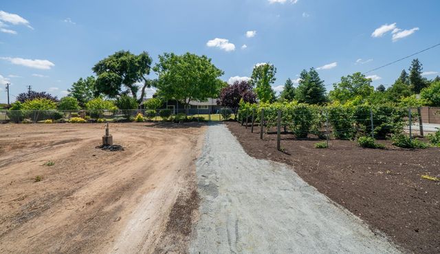 7044 E Clinton Avenue, Fresno, CA 93737
