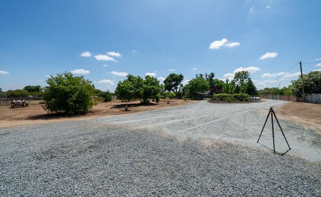 7044 E Clinton Avenue, Fresno, CA 93737