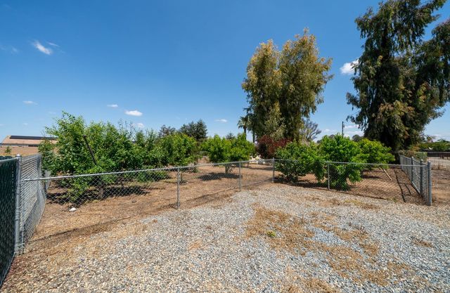 7044 E Clinton Avenue, Fresno, CA 93737