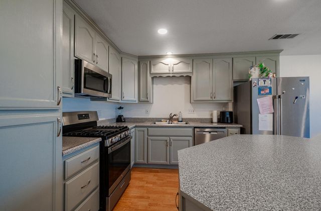 7044 E Clinton Avenue, Fresno, CA 93737