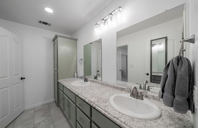 7044 E Clinton Avenue, Fresno, CA 93737