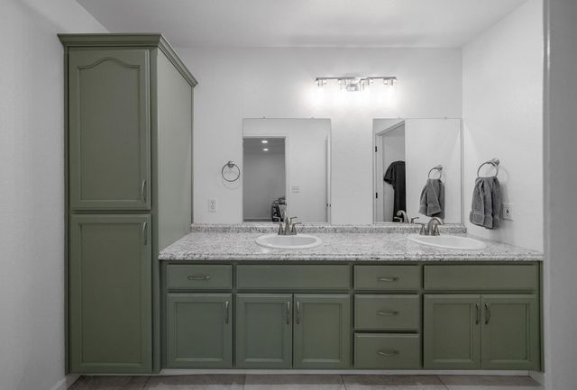 7044 E Clinton Avenue, Fresno, CA 93737