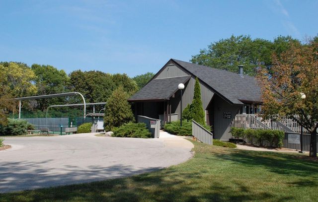 41 E Campus COURT, Wind Point, WI 53402