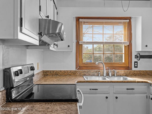 422 Thomas Drive, Jacksonville, NC 28546