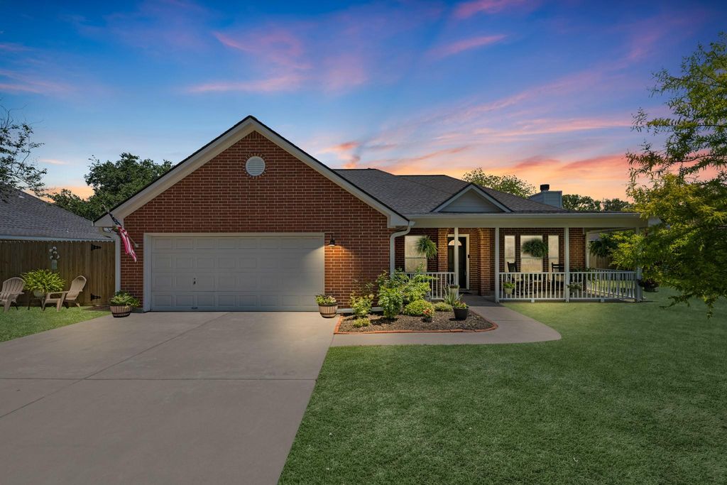 606 Walnut Street, Sweeny, TX 77480