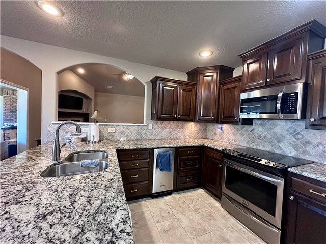 2005 W Brooks Place, Rogers, AR 72758