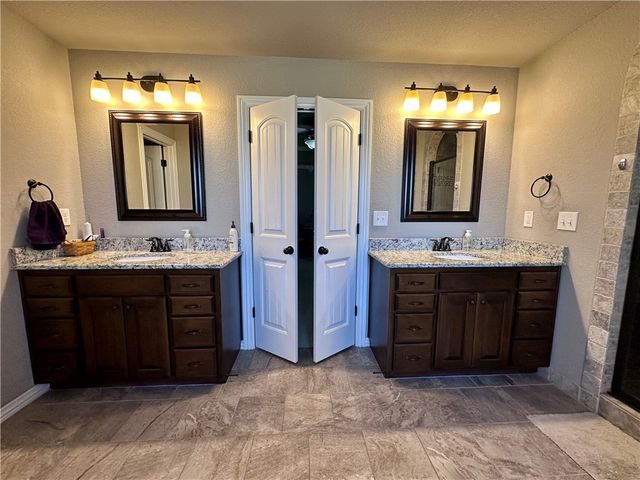 2005 W Brooks Place, Rogers, AR 72758