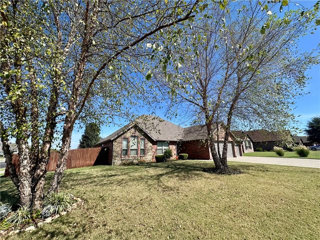 2005 W Brooks Place, Rogers, AR 72758
