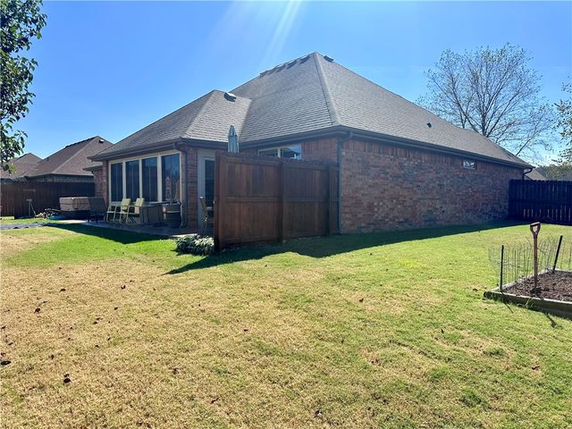 2005 W Brooks Place, Rogers, AR 72758