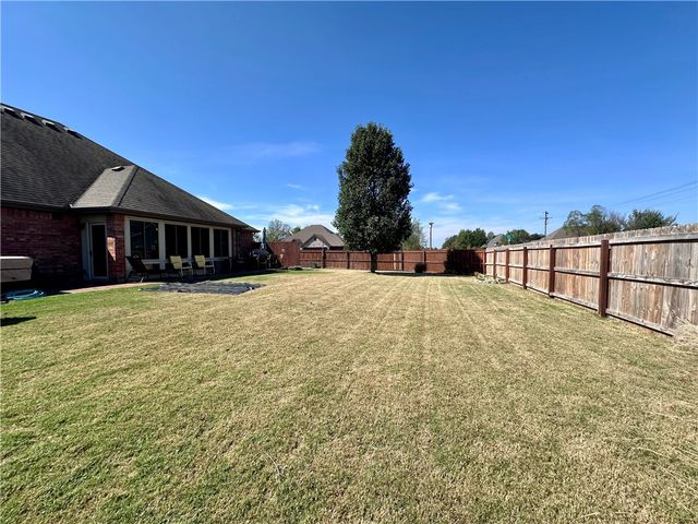 2005 W Brooks Place, Rogers, AR 72758