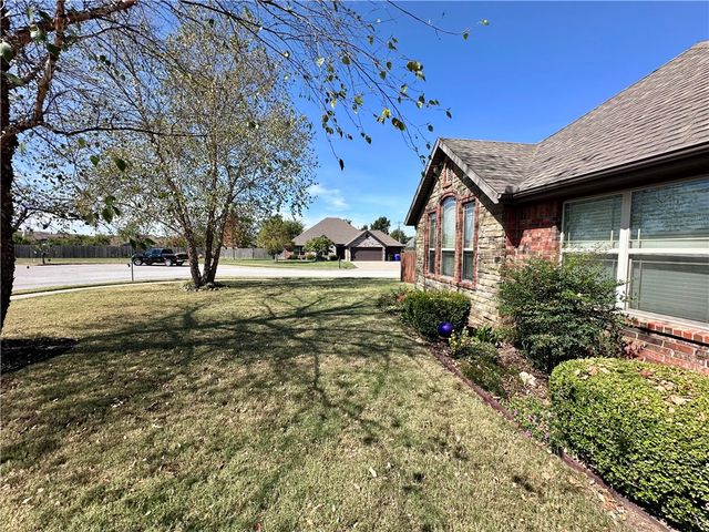 2005 W Brooks Place, Rogers, AR 72758