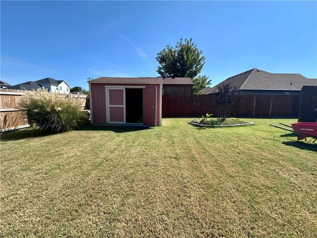 2005 W Brooks Place, Rogers, AR 72758