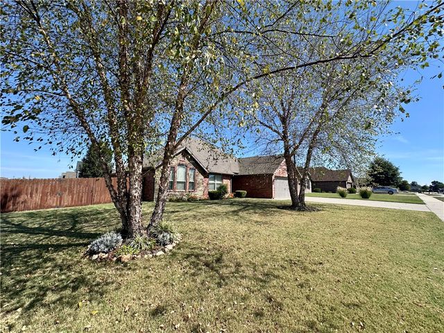 2005 W Brooks Place, Rogers, AR 72758