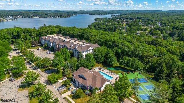 67 Ridgeview Ln, Mount Arlington Boro, NJ 07856
