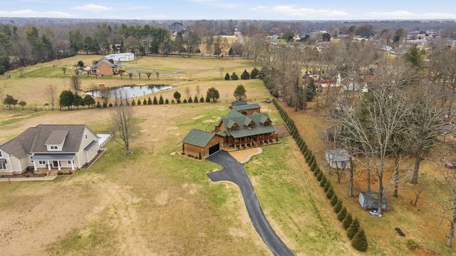 530 Parkway Rd, Tullahoma, TN 37388