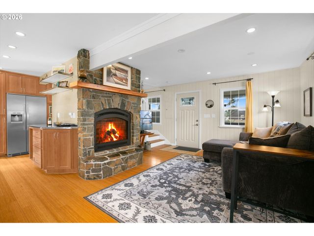 806 Ne MAST Ave, Lincoln City, OR 97367