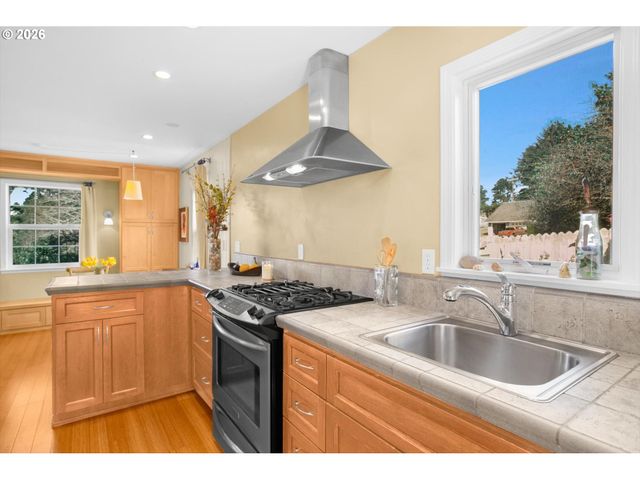 806 Ne MAST Ave, Lincoln City, OR 97367