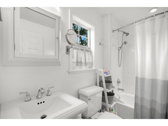 806 Ne MAST Ave, Lincoln City, OR 97367