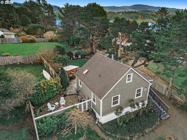 806 Ne MAST Ave, Lincoln City, OR 97367