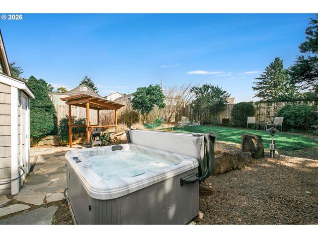 806 Ne MAST Ave, Lincoln City, OR 97367