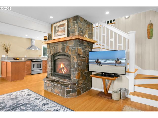 806 Ne MAST Ave, Lincoln City, OR 97367