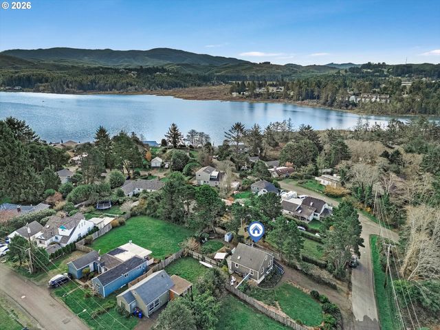 806 Ne MAST Ave, Lincoln City, OR 97367