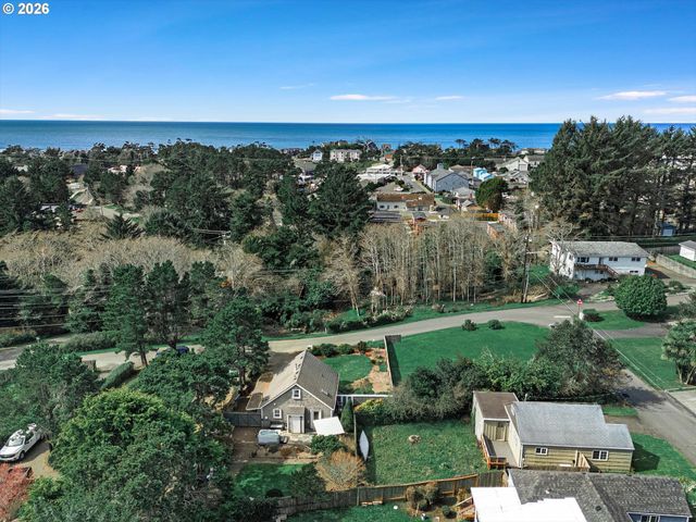 806 Ne MAST Ave, Lincoln City, OR 97367