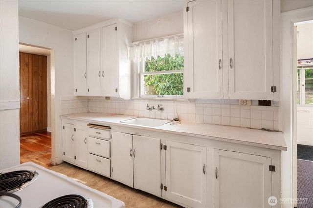 11737 North Park Avenue N, Seattle, WA 98133