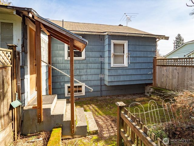 11737 North Park Avenue N, Seattle, WA 98133