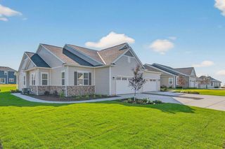 857 Stirling DRIVE #Bldg 20, Unit 40, Oconomowoc, WI 53066