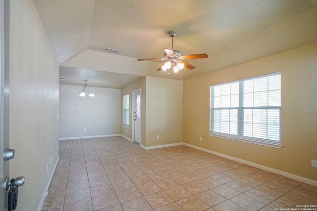 1043 Misty Acres Dr, New Braunfels, TX 78130