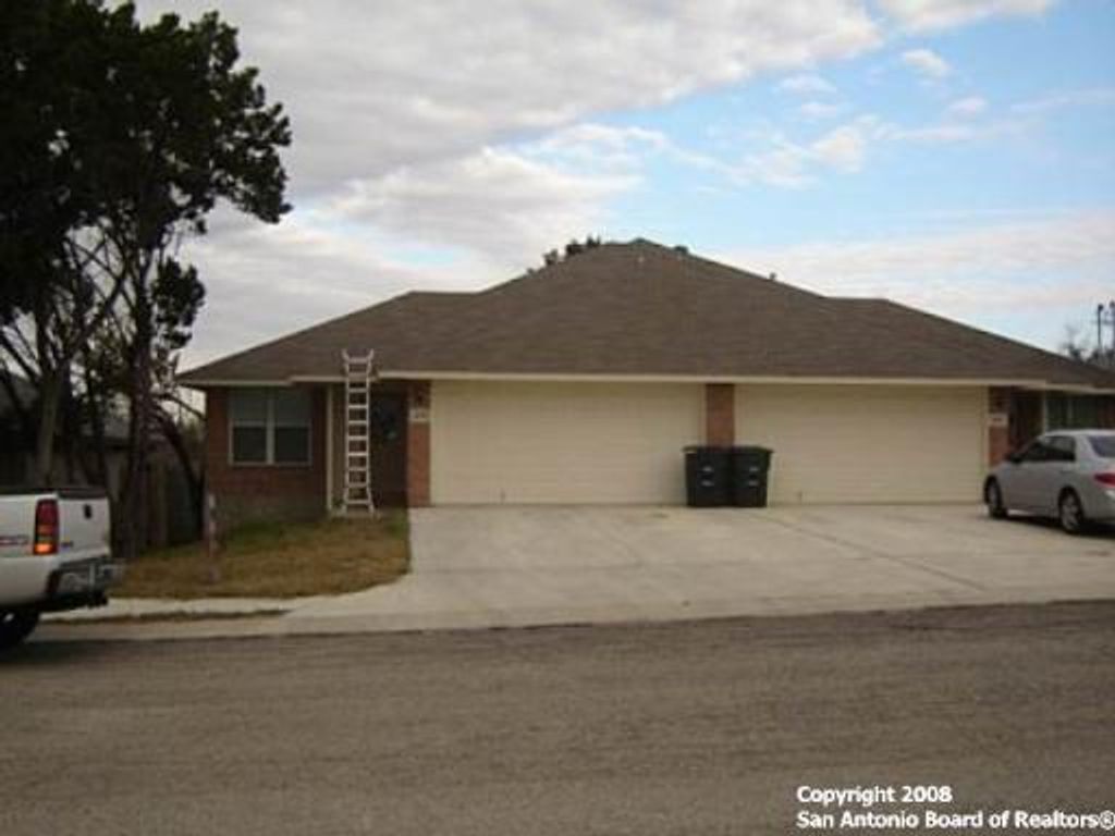 1043 Misty Acres Dr, New Braunfels, TX 78130