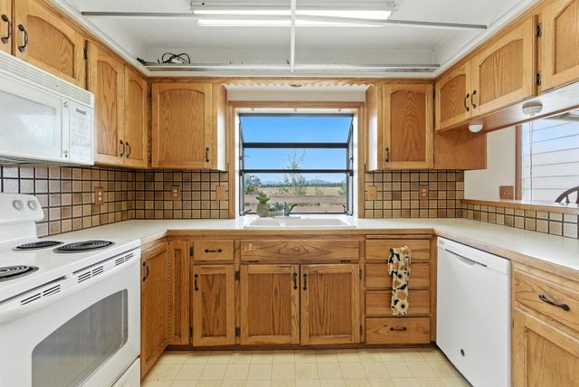 14510 W PINE BLUFF Rd, Nine Mile Falls, WA 99026