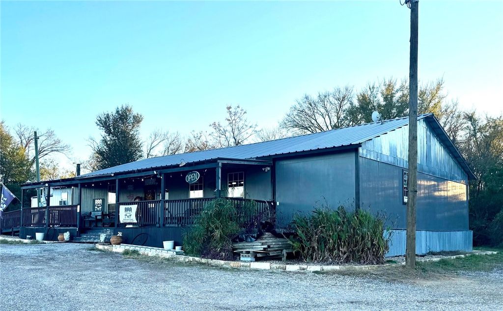 1621 South Main Street, Calvert, TX 77837 — exterior