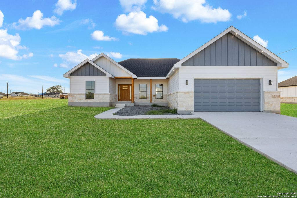 16935 Rancho Escondido, Atascosa, TX 78002