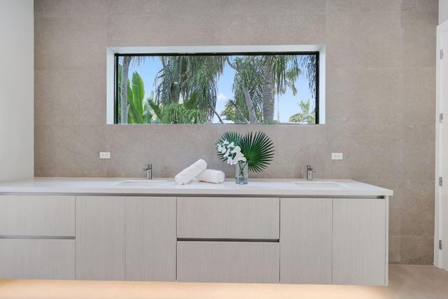 2015 NE 4th Avenue, Wilton Manors, FL 33305