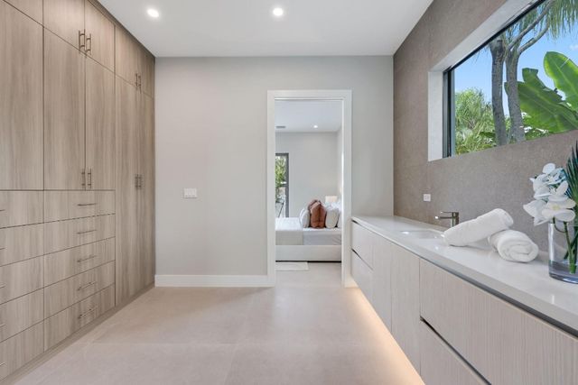 2015 NE 4th Avenue, Wilton Manors, FL 33305