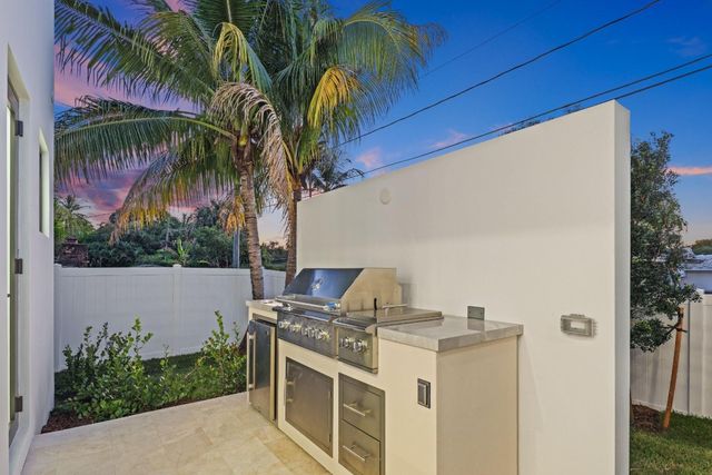 2015 NE 4th Avenue, Wilton Manors, FL 33305