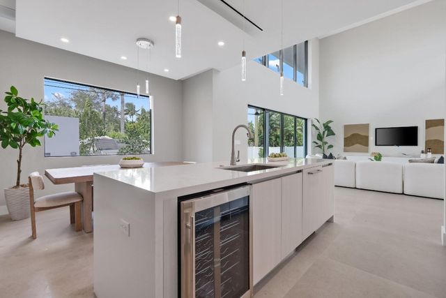 2015 NE 4th Avenue, Wilton Manors, FL 33305