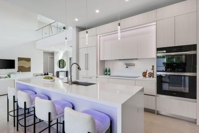 2015 NE 4th Avenue, Wilton Manors, FL 33305