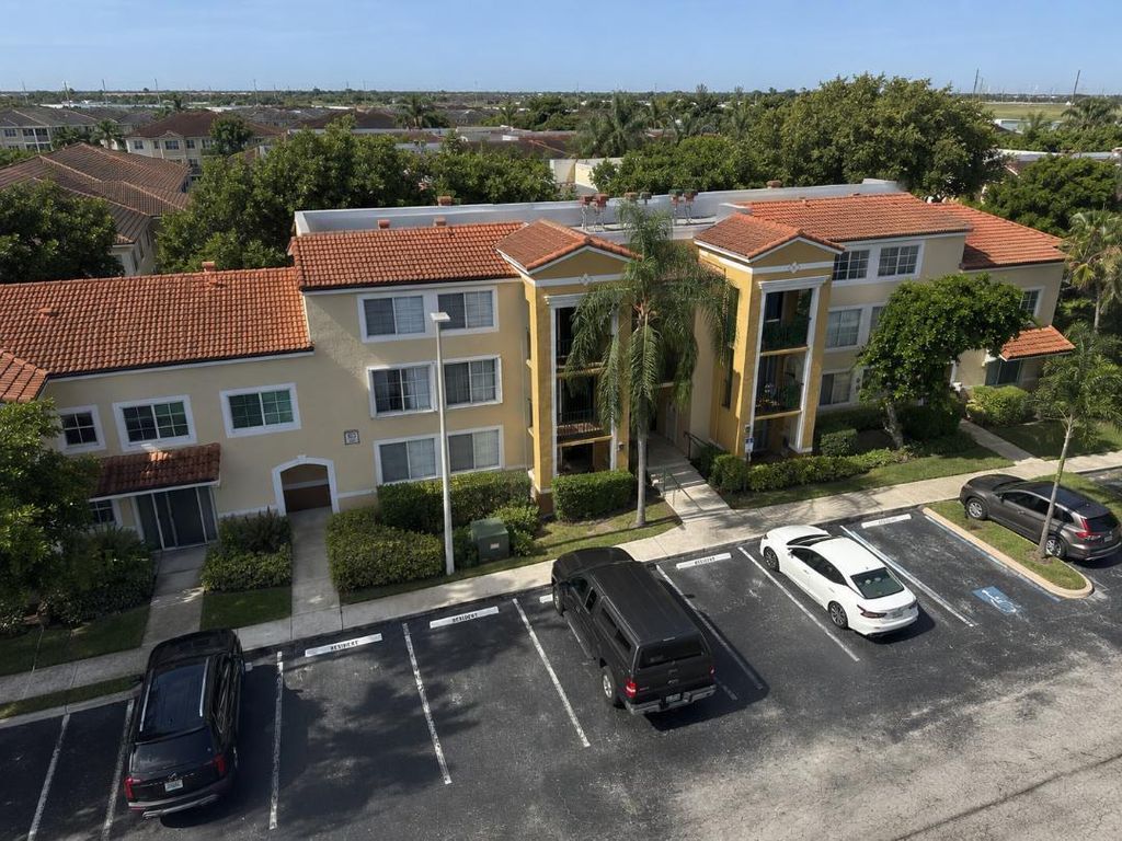 103 Yacht Club Way 208, Hypoluxo, FL 33462