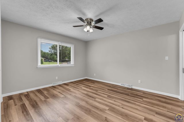1837 SW Cheyenne RD, Topeka, KS 66614