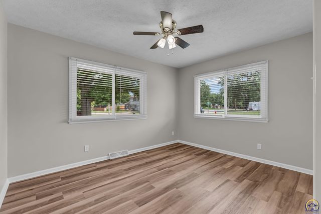 1837 SW Cheyenne RD, Topeka, KS 66614