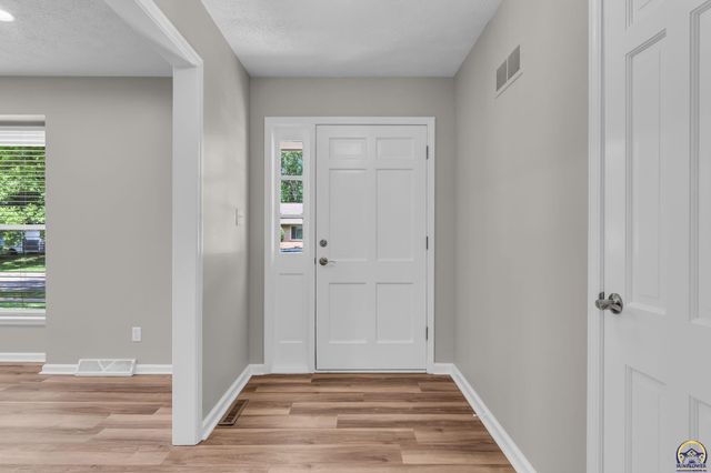 1837 SW Cheyenne RD, Topeka, KS 66614