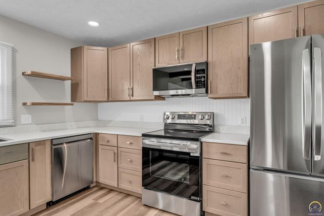 1837 SW Cheyenne RD, Topeka, KS 66614