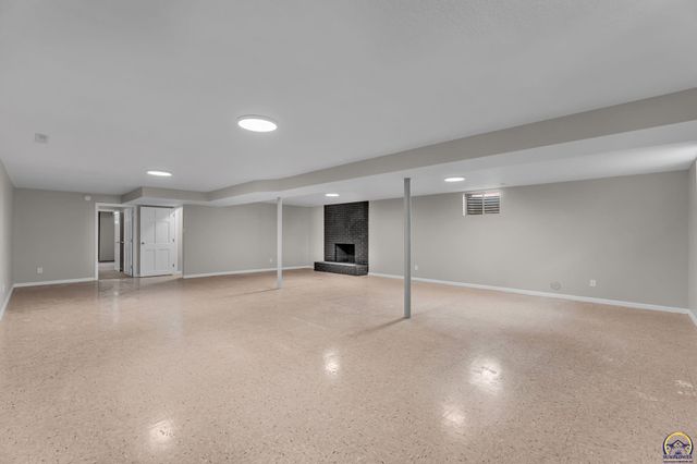 1837 SW Cheyenne RD, Topeka, KS 66614